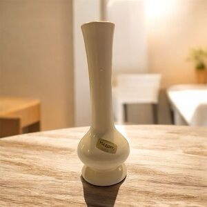 Haeger Pottery #304 8" Tall
CeramicBud Vase